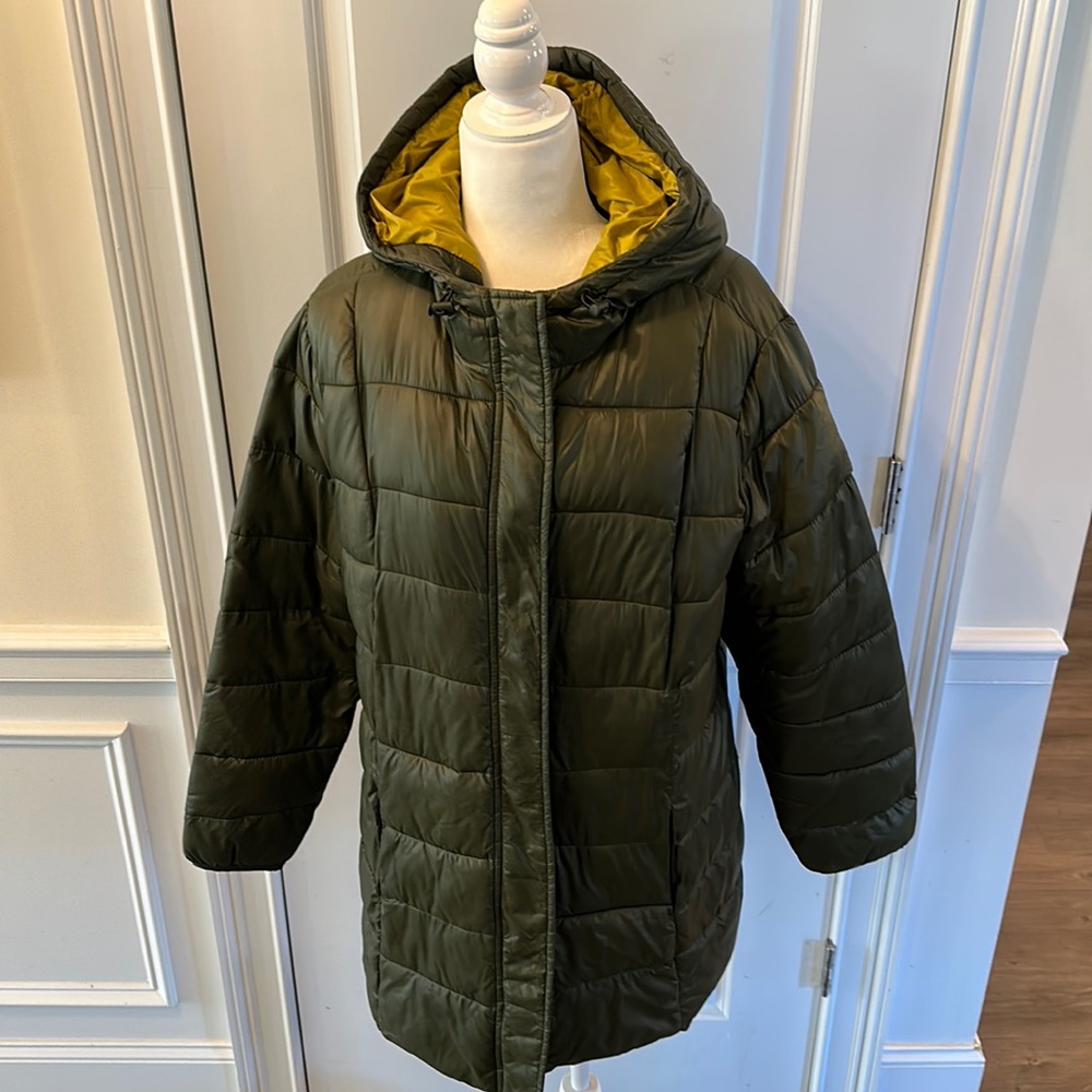 Old Navy Women’s Olive Green puffer coat. Size XL